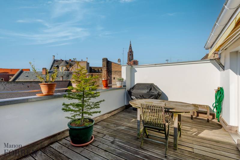 À VENDRE ! Appartement en dernier étage avec ascenseur privatif et une grande terrasse vue sur la Cathédrale de Strasbourg non loin du quai des Bateliers. 
