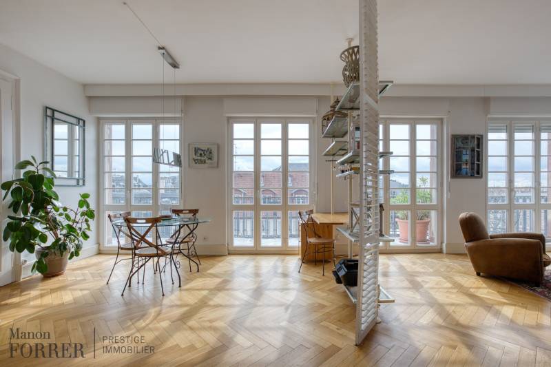 SOUS OFFRE ! Remarquable appartement 4 pièces climatisé en étage élevé avec balcon filant et vue imprenable sur l'Aubette et la place Kléber à Strasbourg. 