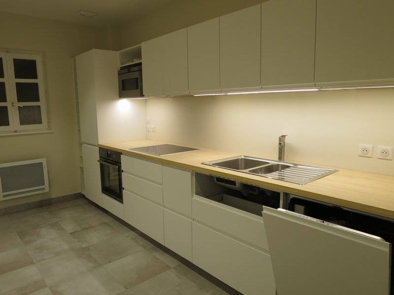 LOUE ! Bel appartement 3 pièces récemment rénové idéalement situé à l'angle de la Grand Rue à Strasbourg non loin de la Gare et de toutes commodités 