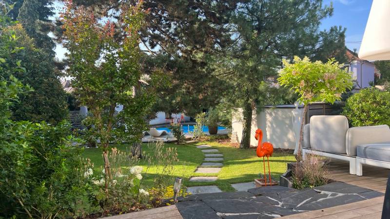 À VENDRE ! Magnifique propriété de 8 pièces avec piscine et beau jardin située au sud de Strasbourg à 10 minutes du centre-ville 
