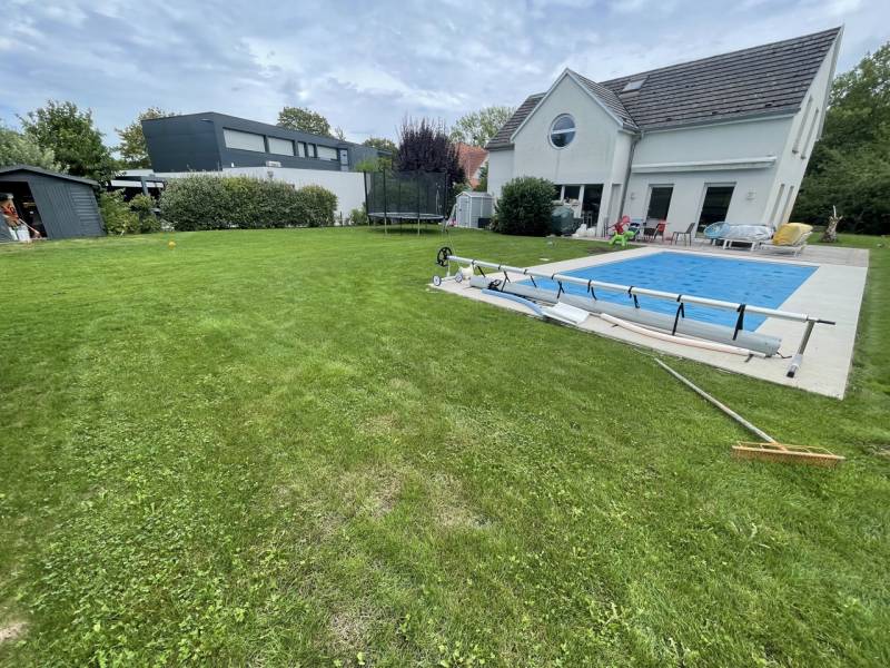 À LOUER ! Magnifique maison meublée de 4 chambres avec piscine et jardin idéalement situé au Golf de la Wantzenau 