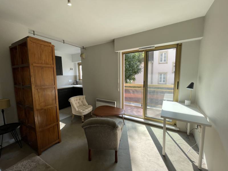 LOUÉ ! Grand et bel appartement une pièce meublé avec balcon non loin des Institutions Européennes à l'entrée de la Robertsau 