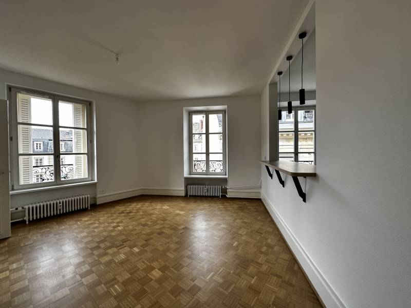 LOUÉ ! Lumineux 6 pièces entièrement rénové situé dans le Carré d'Or de Strasbourg 