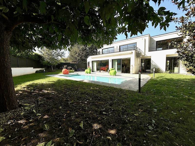 À VENDRE ! Villa contemporaine avec piscine dans un cadre privilégié, située à seulement 10 minutes de Strasbourg. 