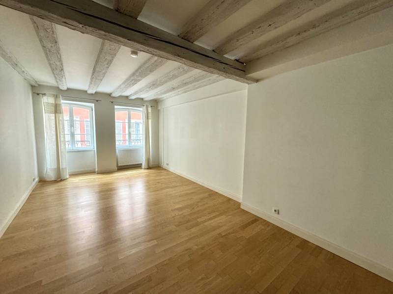 À LOUER ! Charmant 2 pièces de standing, idéalement situé à deux pas de la Cathédrale, dans une copropriété avec ascenseur. 