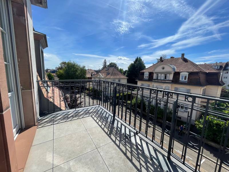 LOUÉ ! Très beau 4/5 pièces avec terrasse et stationnement idéalement situé à Neudorf non loin de la place du Marché et des transports 