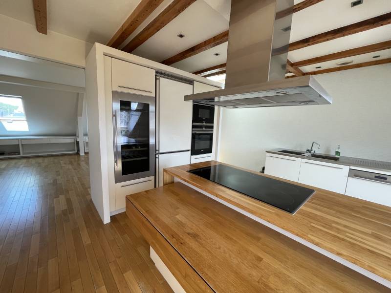 À VENDRE ! Très bel appartement lumineux de 5/6 pièces au dernier étage d'un immeuble de la Neustadt non loin de l'Hôtel des Postes 