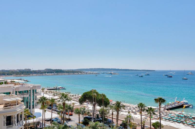 À VENDRE ! Sublime appartement situé à Cannes, en dernier étage, avec terrasse et vue mer imprenable, à deux pas du Carlton. 