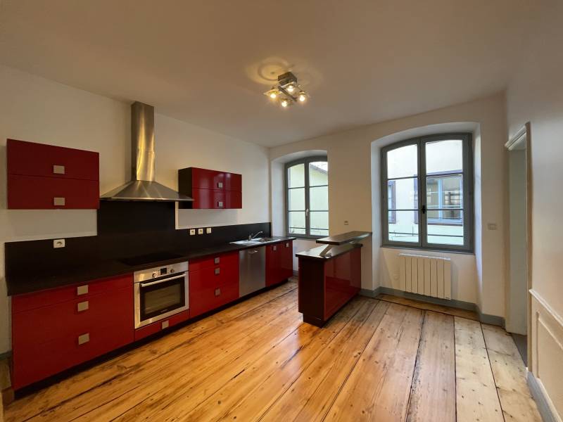 LOUÉ ! Appartement 4/5 pièces idéalement situé dans l'hyper-centre de Strasbourg à proximité de la place Broglie dans un bel immeuble historique 