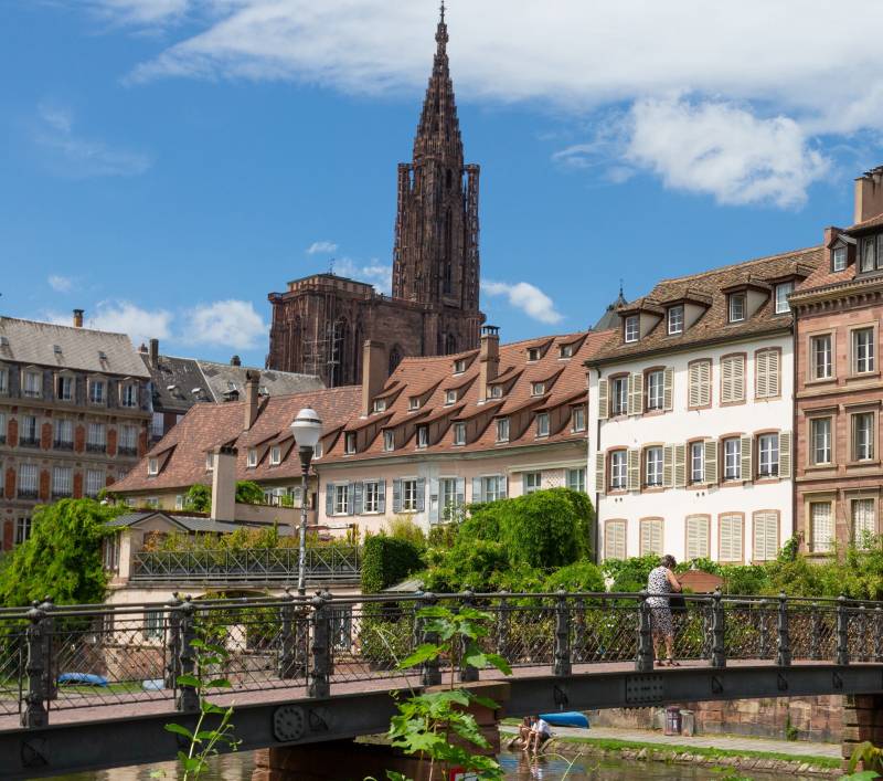 À VENDRE ! Très bel immeuble historique non loin de la Cathédrale de Strasbourg offrant de belles prestations. 
